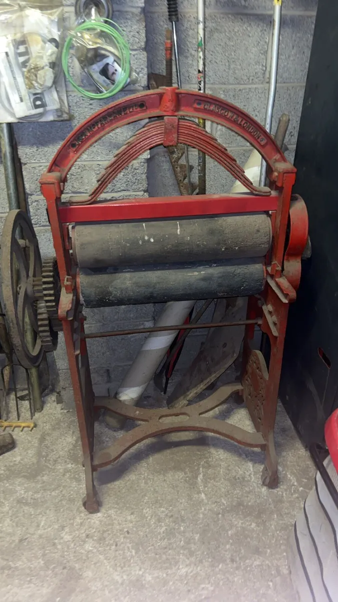 Antique clothes wringer - Image 1