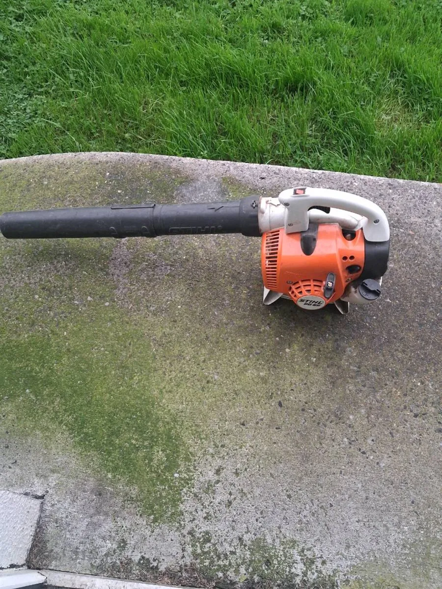 Hedge trimmer. Still blower. Garden benches x2 - Image 3