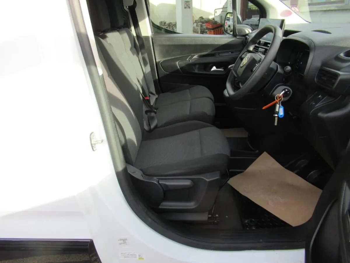 1.5 BlueHDi 1000 Driver M (100 ps) Panel Van 5dr D - Image 3