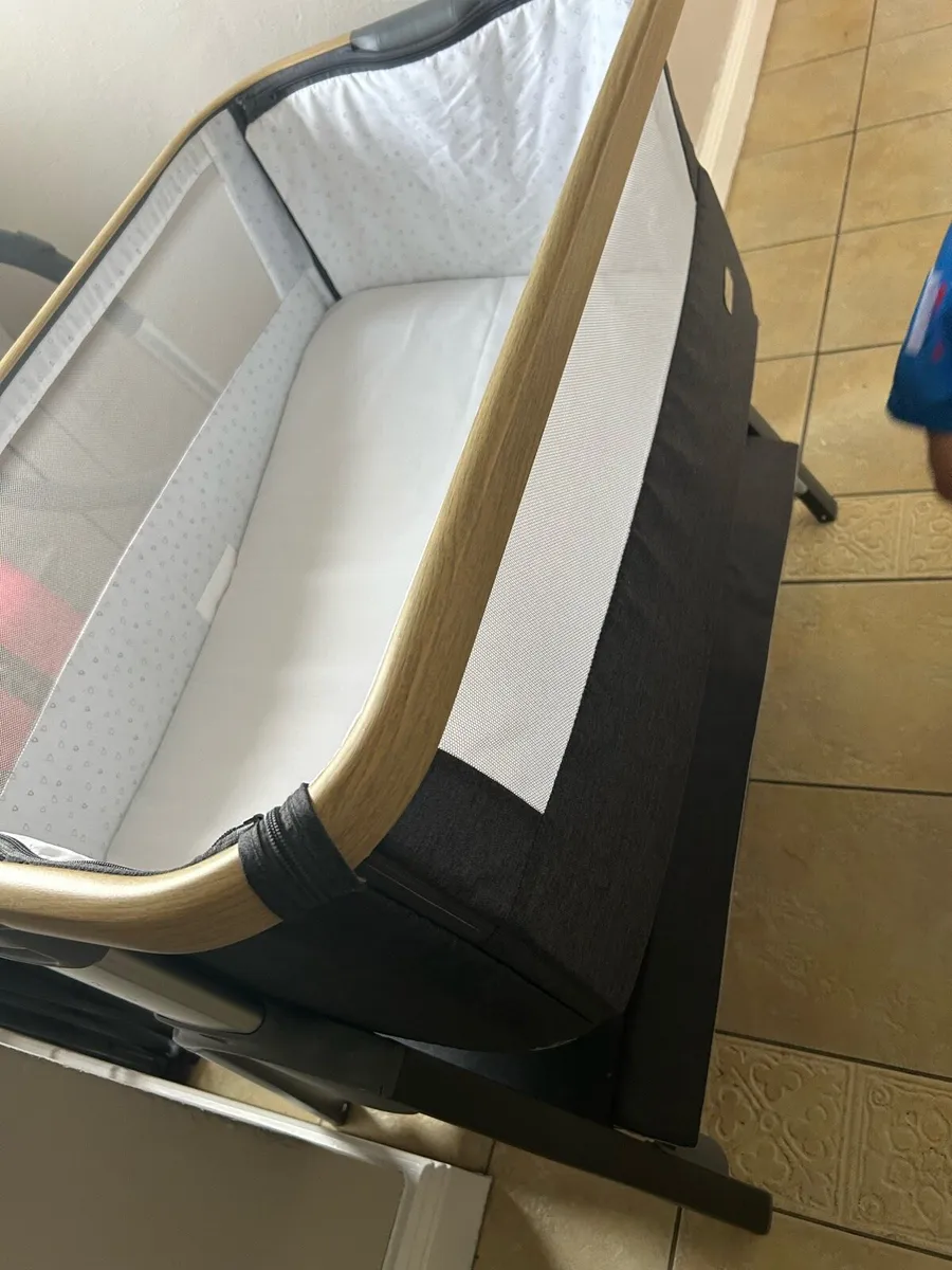 Tutti Bambini CoZee Lite Bedside Crib - Image 1