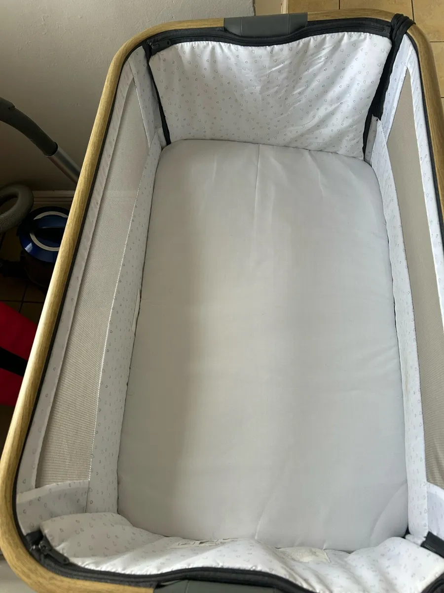 Tutti Bambini CoZee Lite Bedside Crib - Image 2