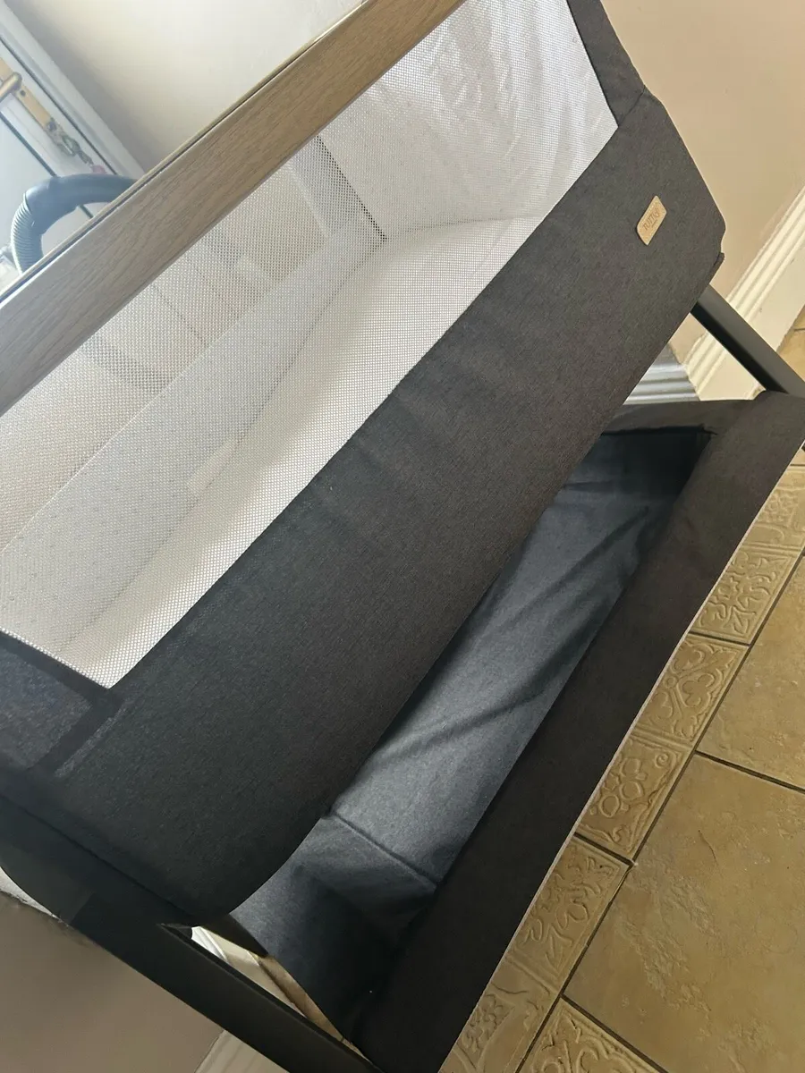 Tutti Bambini CoZee Lite Bedside Crib - Image 3