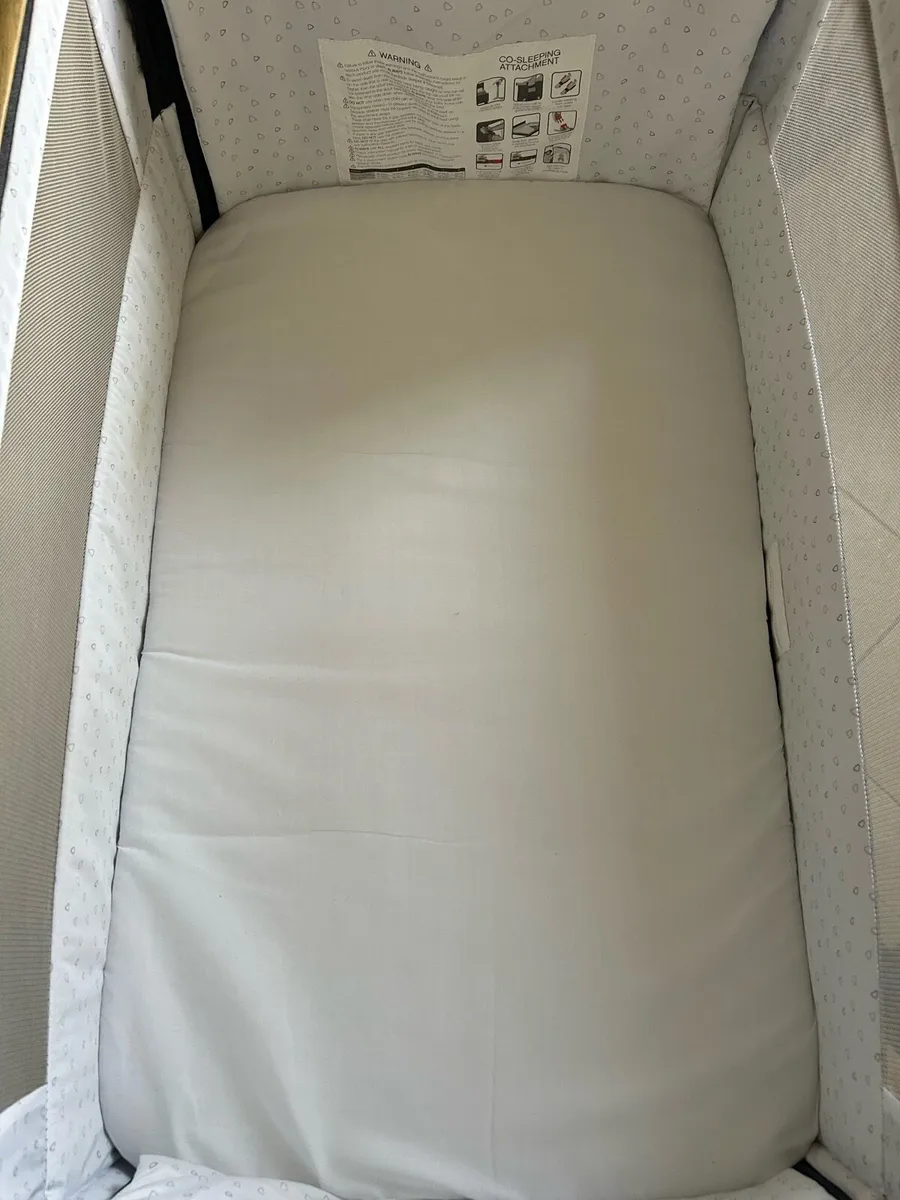 Tutti Bambini CoZee Lite Bedside Crib - Image 4