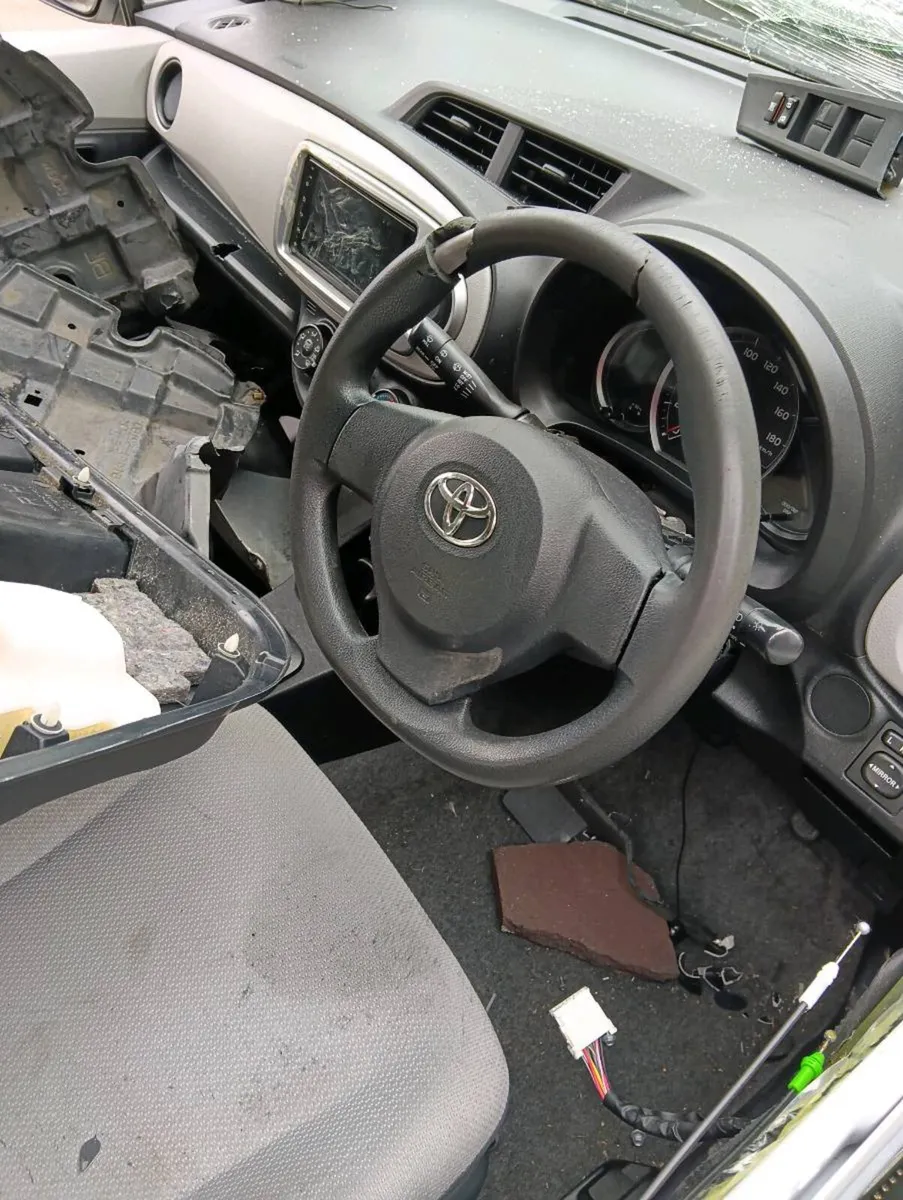 Breaking Toyota vitz 2014 petrol - Image 3