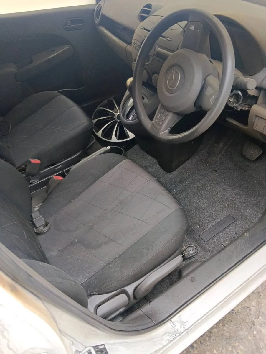 Breaking Mazda damio 2013 petrol - Image 4