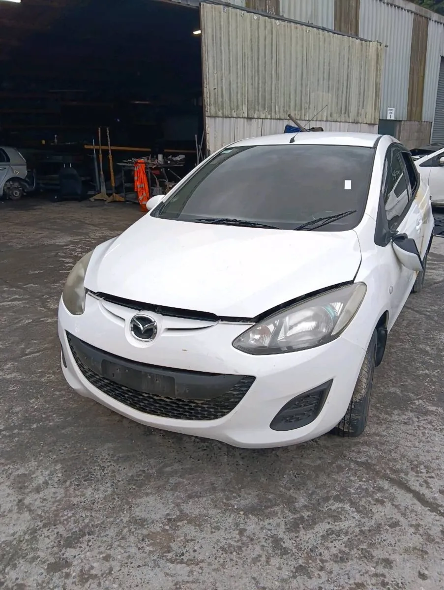 Breaking Mazda damio 2013 petrol - Image 2