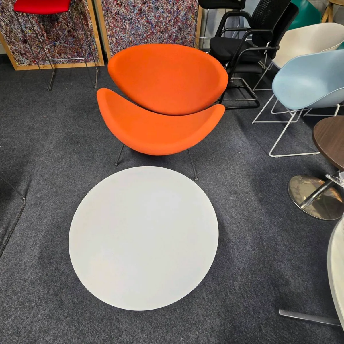 Artifort orange slice chair and coffee table - Image 1