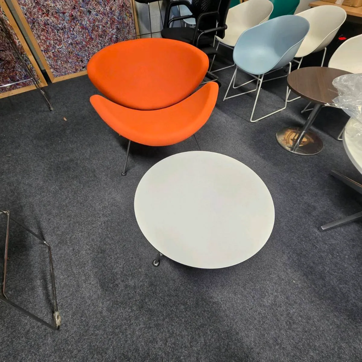 Artifort orange slice chair and coffee table - Image 2