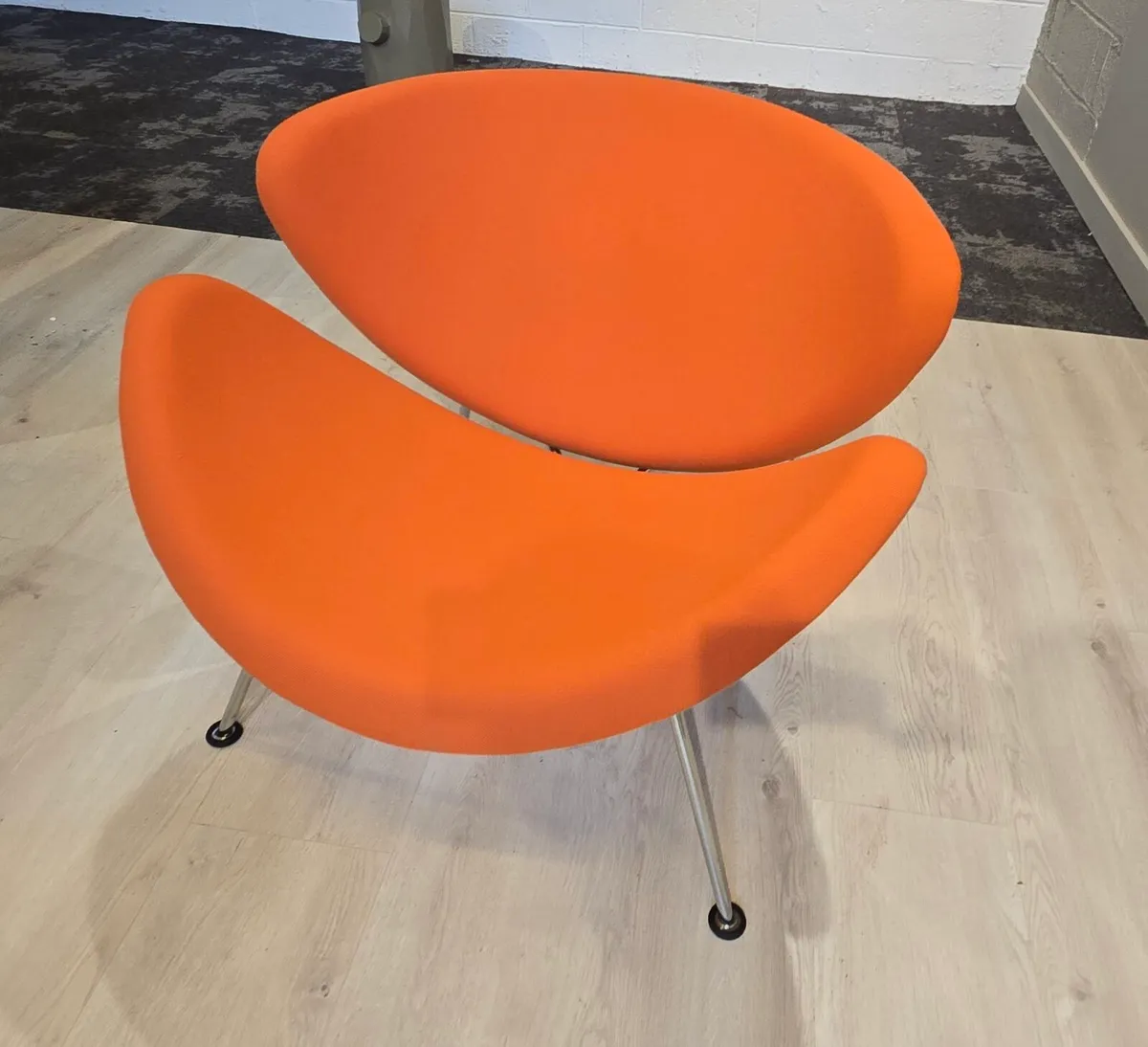 Artifort orange slice chair and coffee table - Image 4
