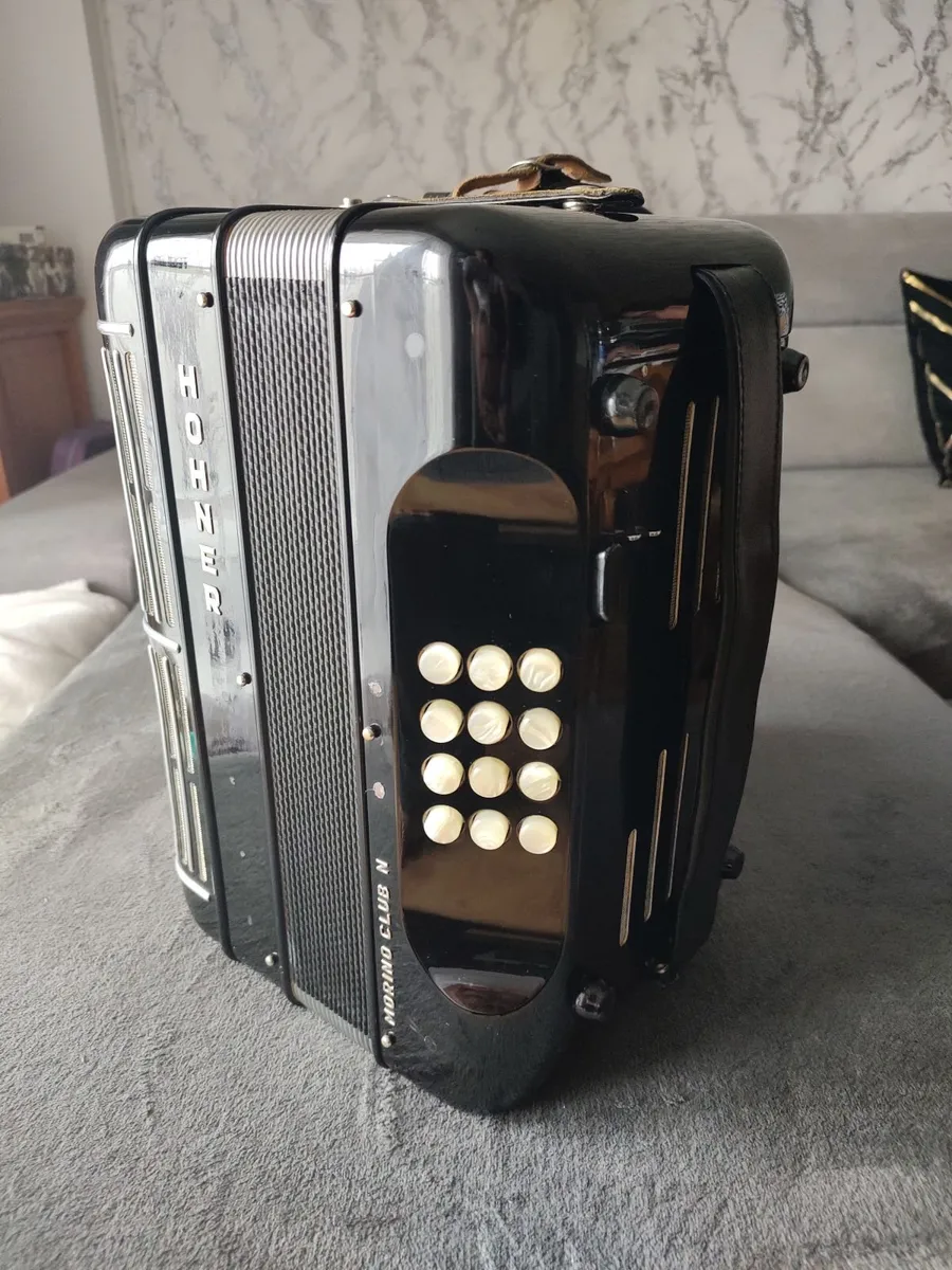 Hohner Morino Club N Button Accordian C/F - Image 4