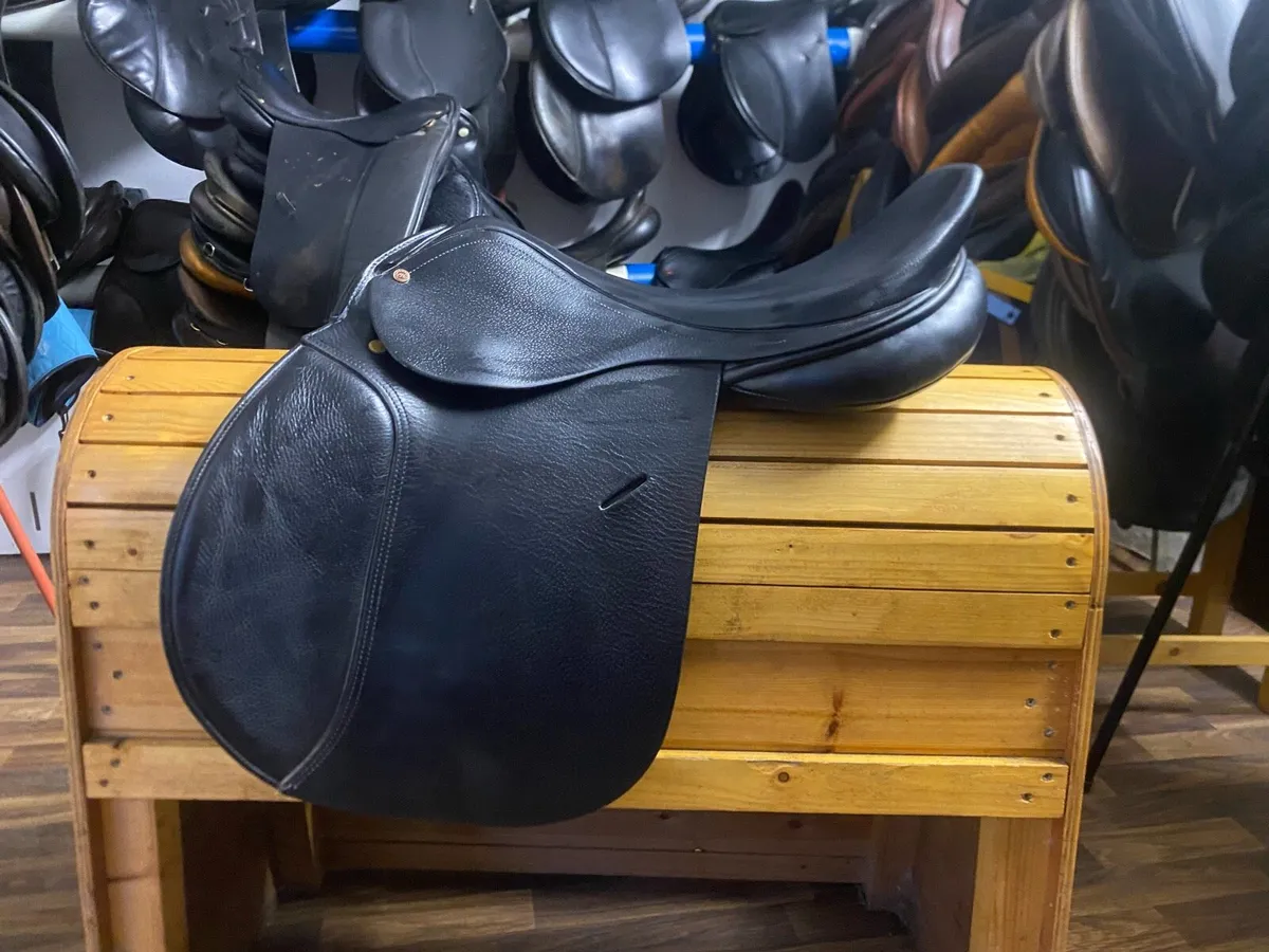 18” wide black leather close contact jump saddle - Image 1