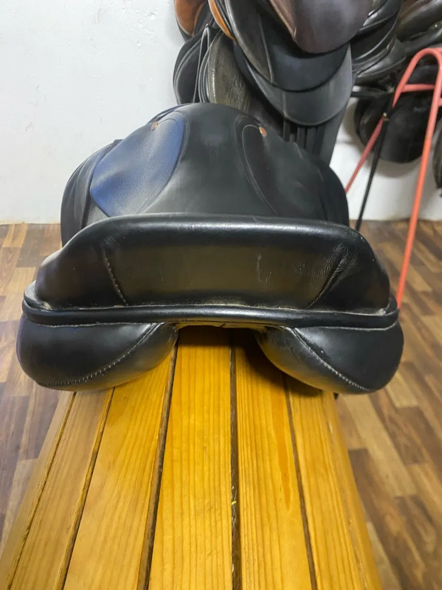 18” wide black leather close contact jump saddle - Image 2