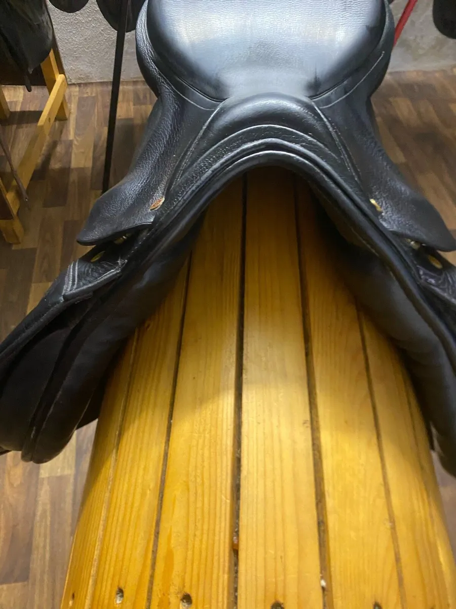 18” wide black leather close contact jump saddle - Image 4
