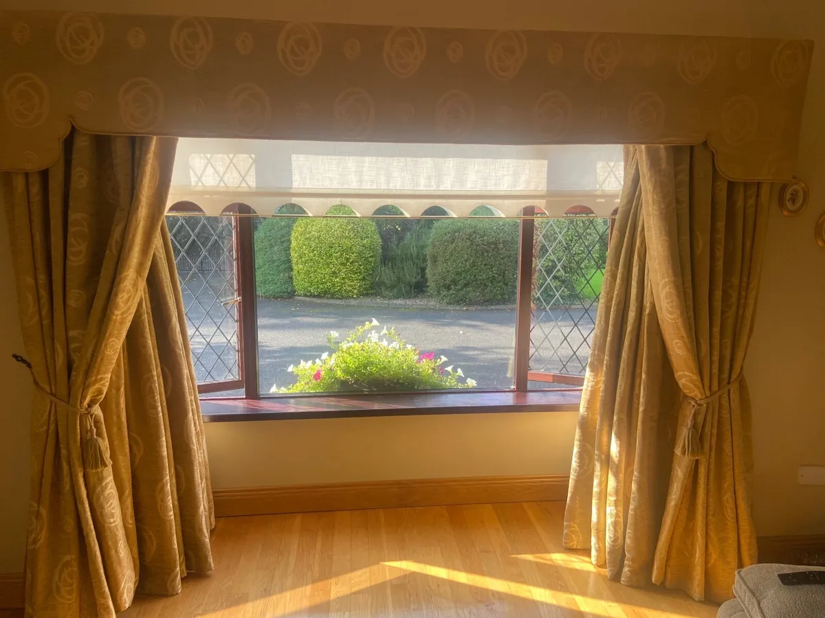 Curtains - Image 2