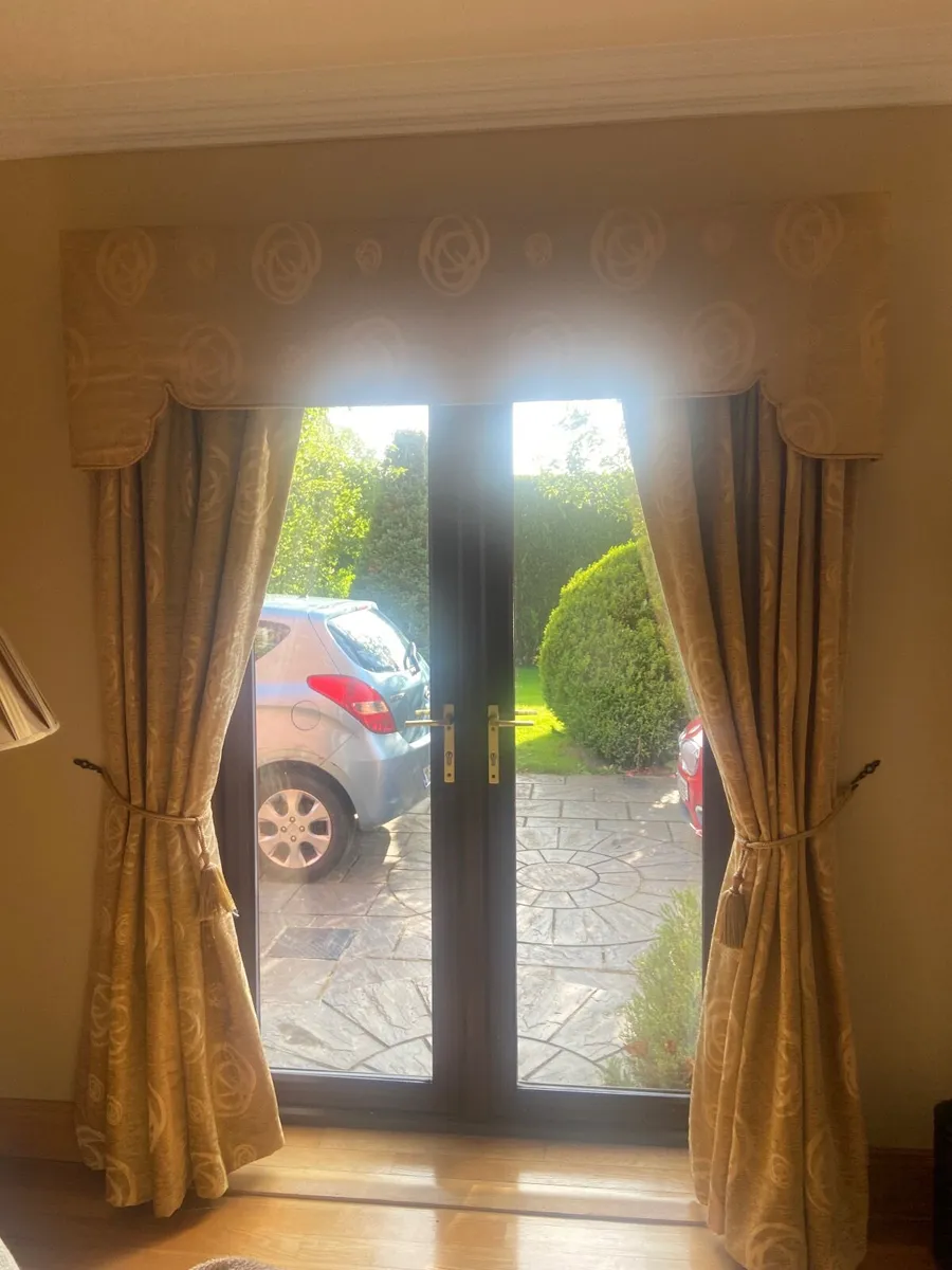 Curtains - Image 2