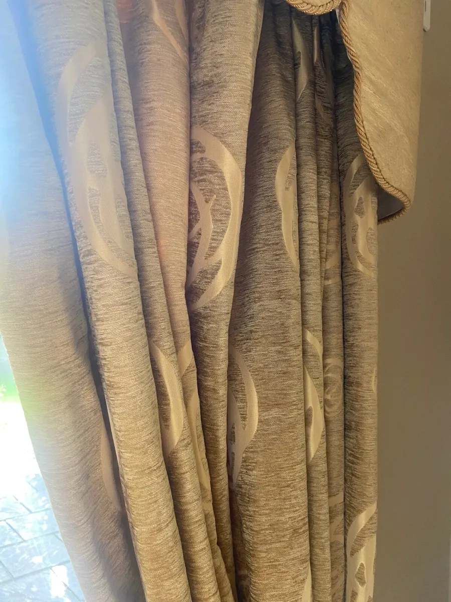Curtains - Image 3