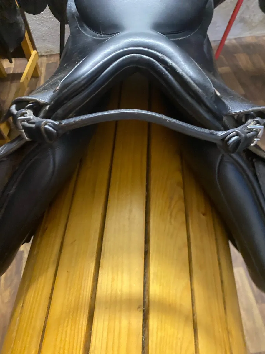 Claridge house black leather GP 17.5 saddle - Image 4