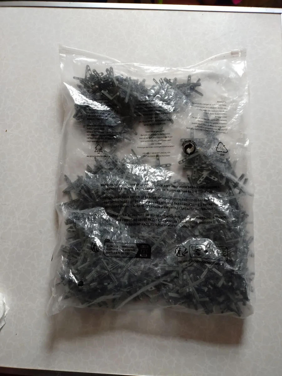 BAG OF TILE SPACERS (NEW). - Image 1