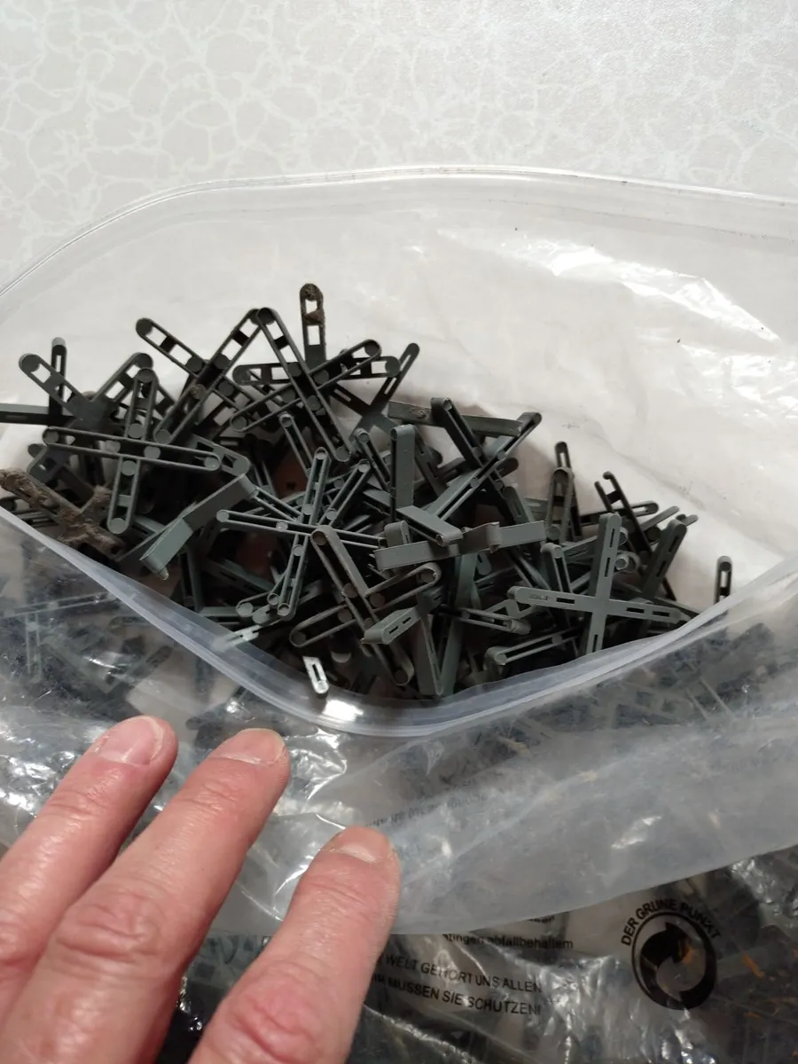 BAG OF TILE SPACERS (NEW). - Image 2