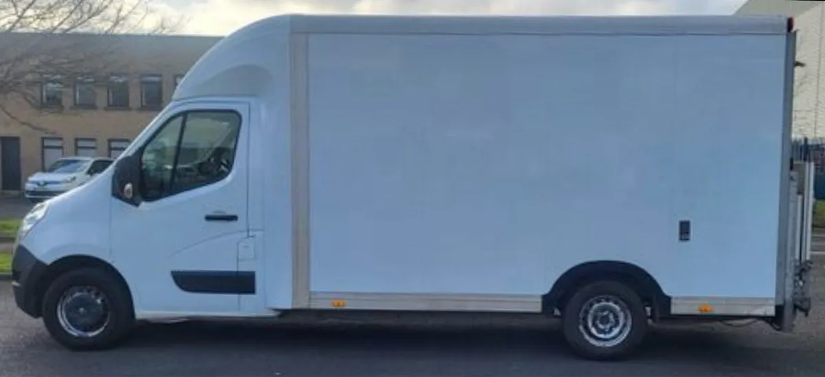 Renault Master Luton low loader with tail lift - Image 4