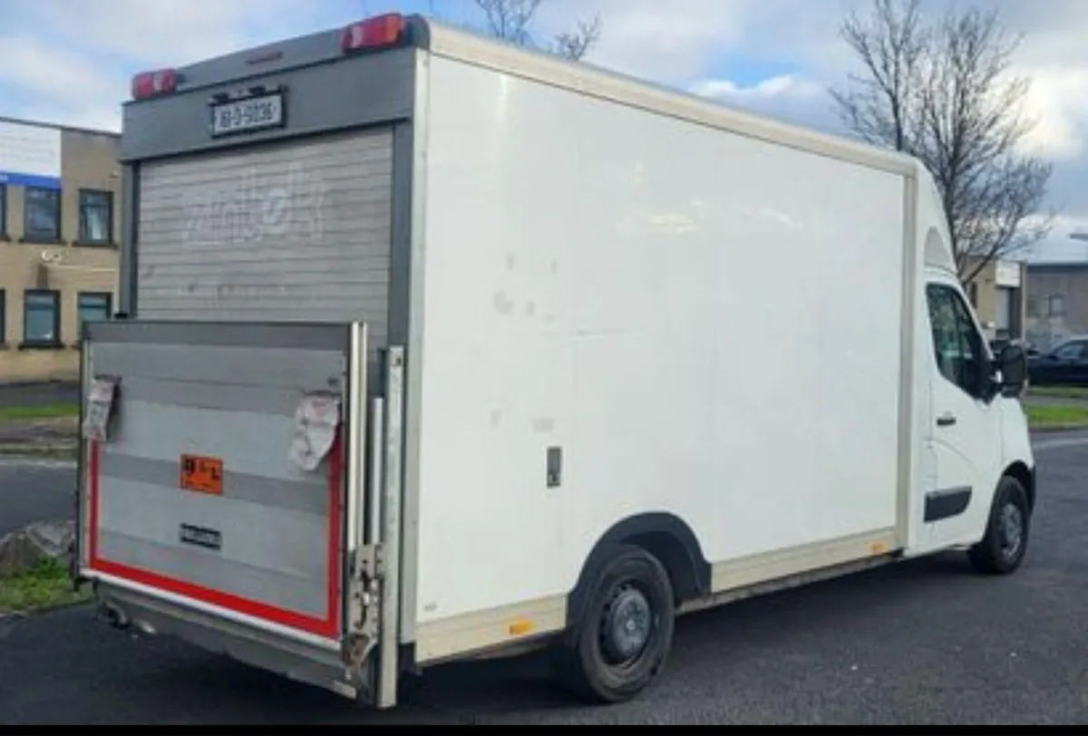 Renault Master Luton low loader with tail lift - Image 1