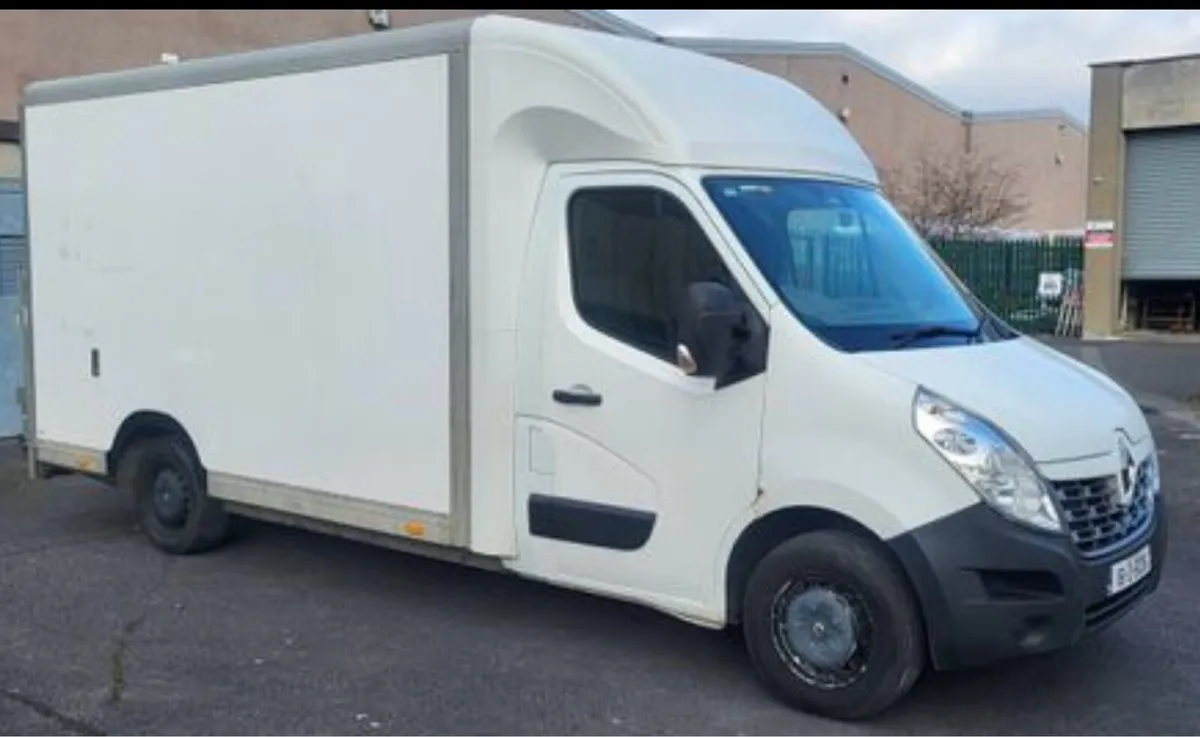 Renault Master Luton low loader with tail lift - Image 2