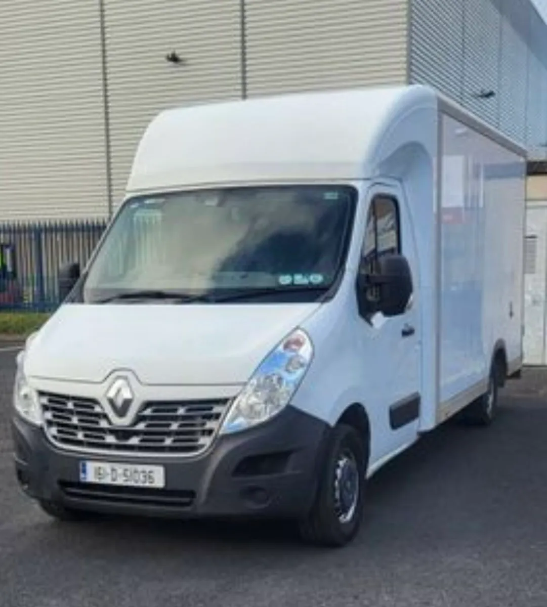 Renault Master Luton low loader with tail lift - Image 3