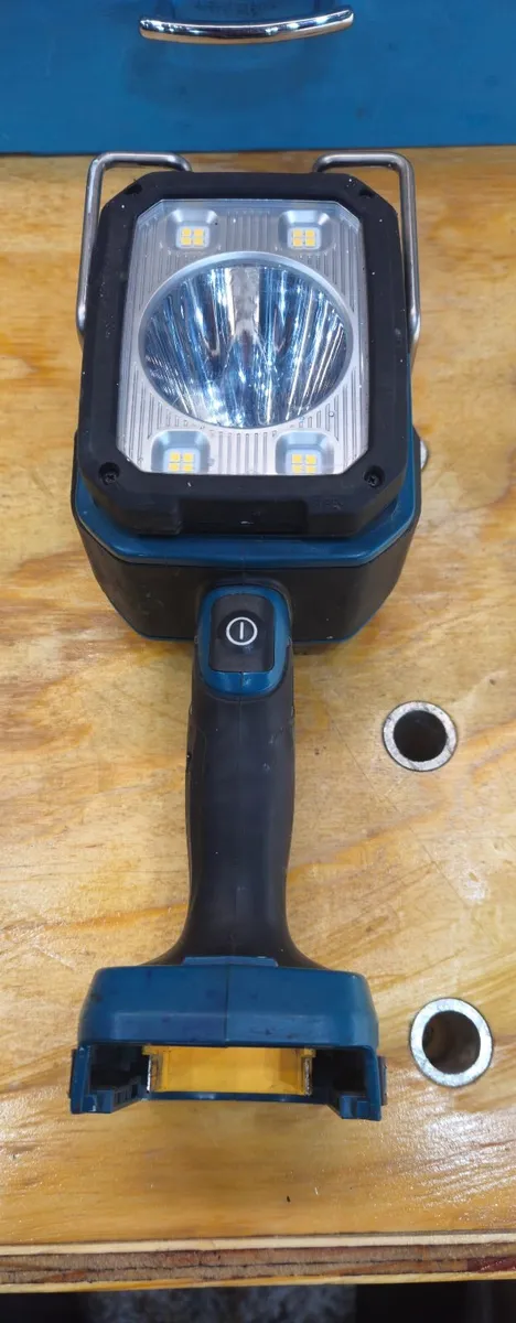 Makita Floodlight Torch - Image 4