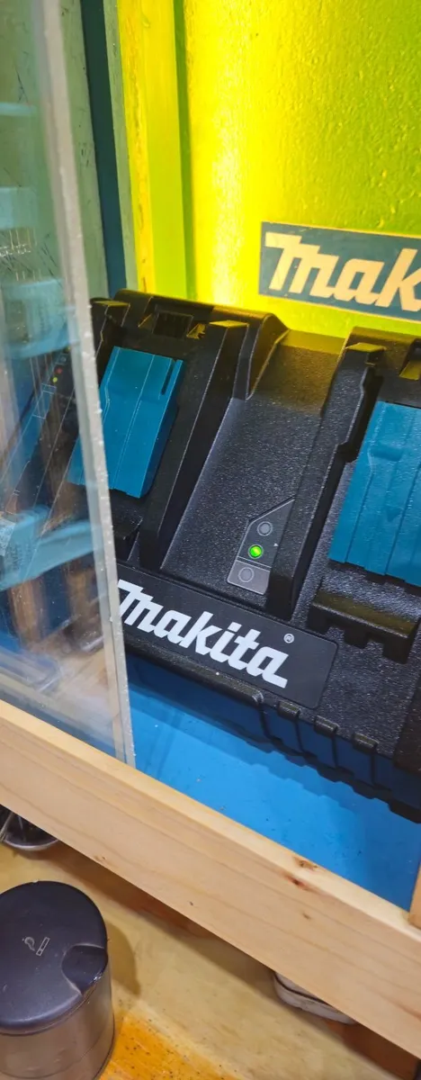 Makita 18V twin fast charger - Image 1