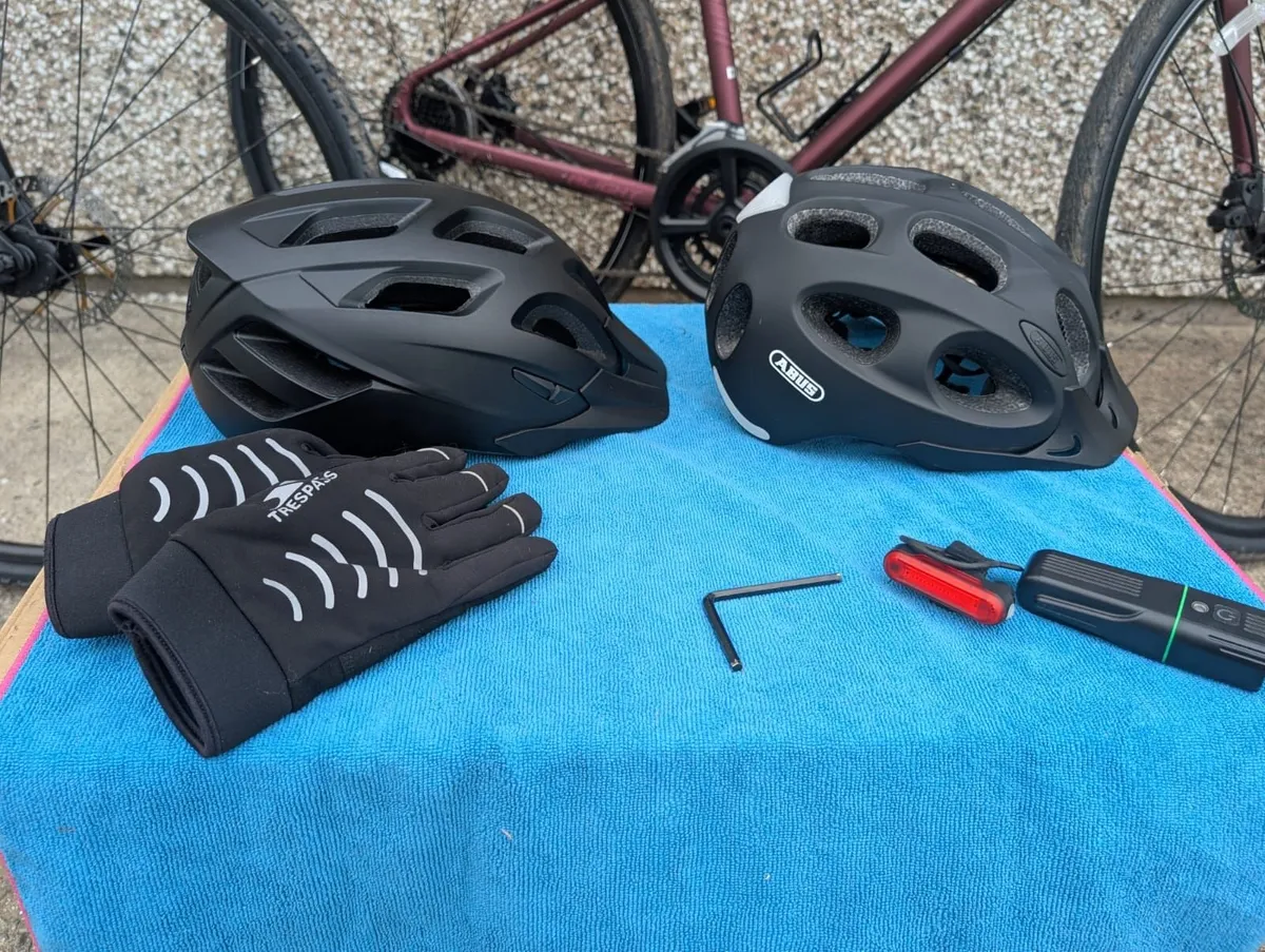 Pair of Hybrid Bicycles (Carrera 19" & Liv XS) - Image 2