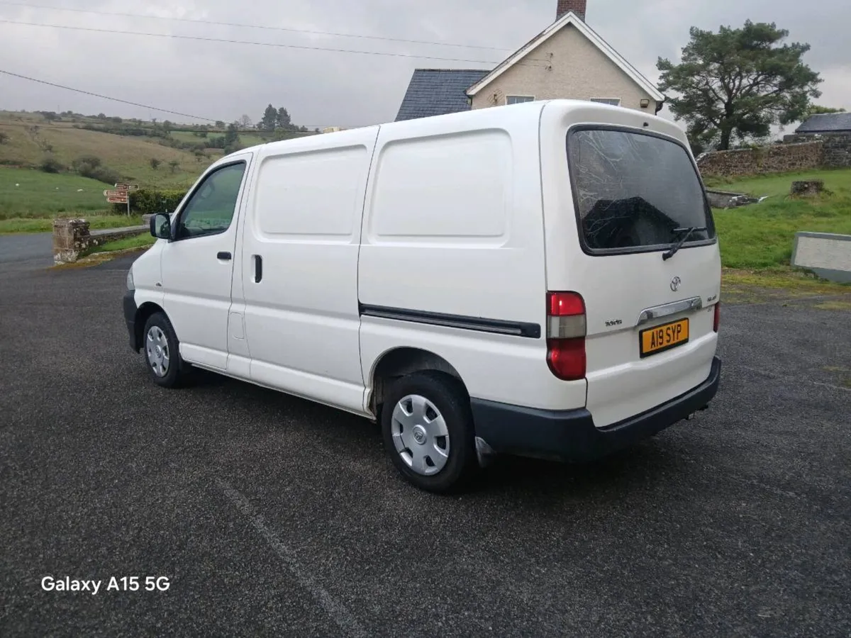 2011 Toyota Hiace 2.5 D4D - Image 3