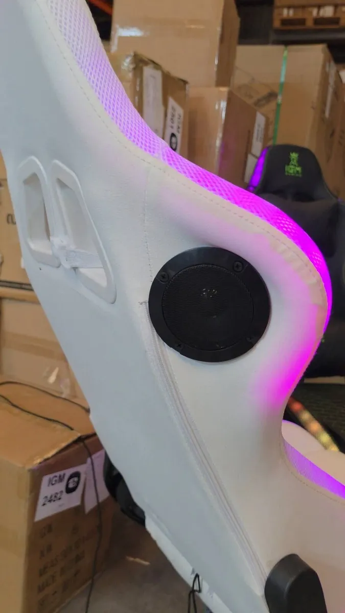 Gaming chair with rgb and speakers brand new - Image 3