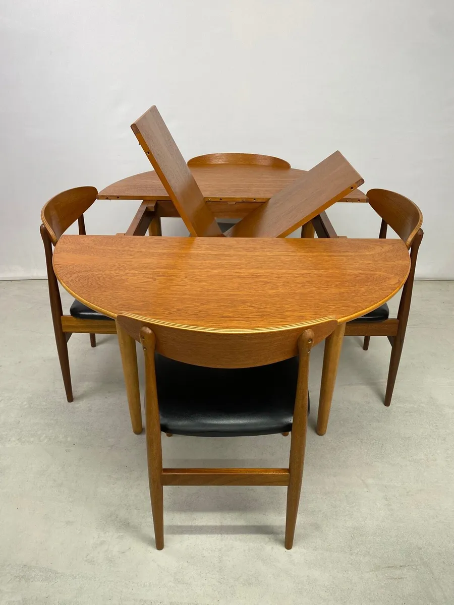 Mid Century Round Extendable Dining Table & Chairs - Image 4