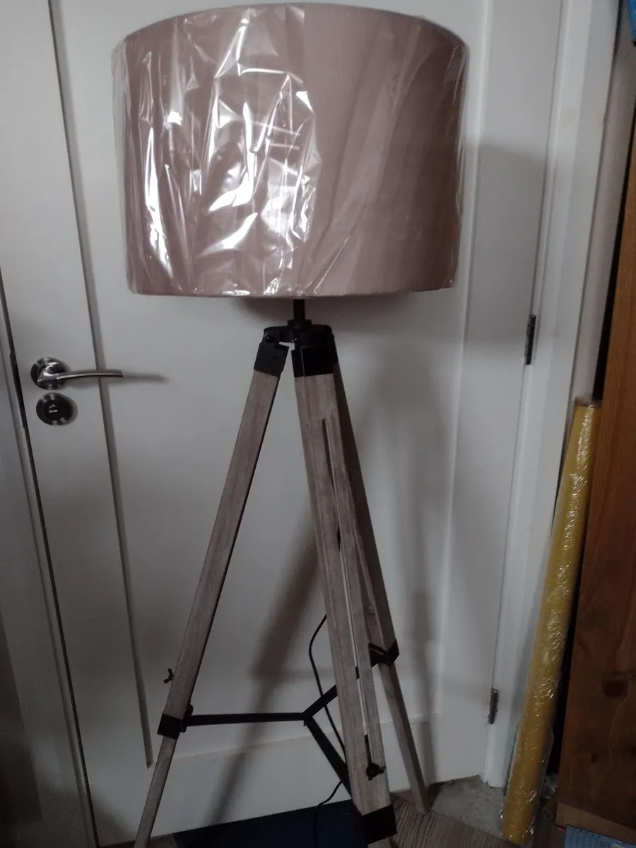 Brand new wooden tripod floor lamp - Image 3