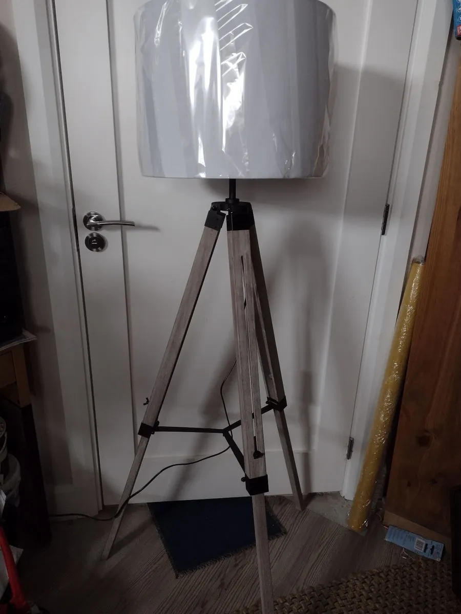 Brand new wooden tripod floor lamp - Image 4