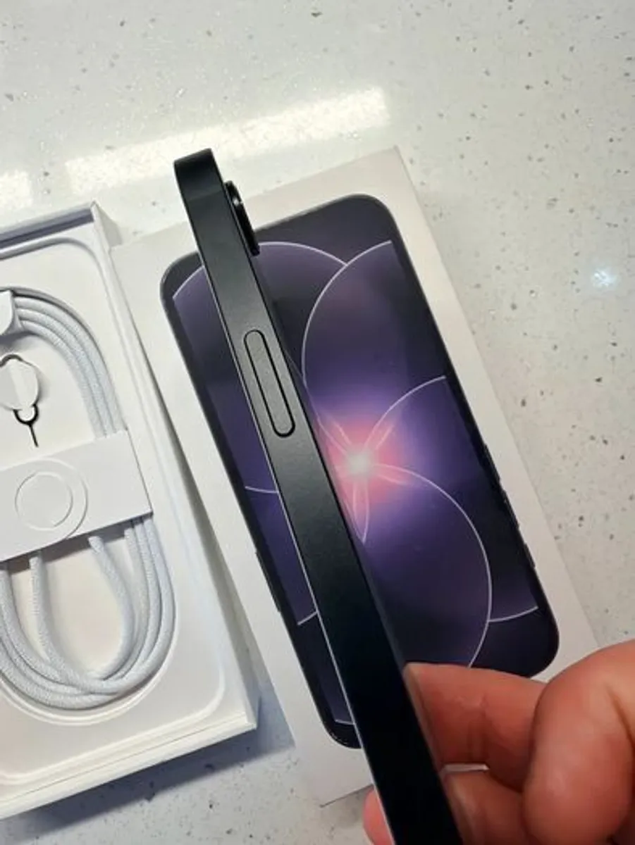 Apple iPhone 17e 256GB - Image 2