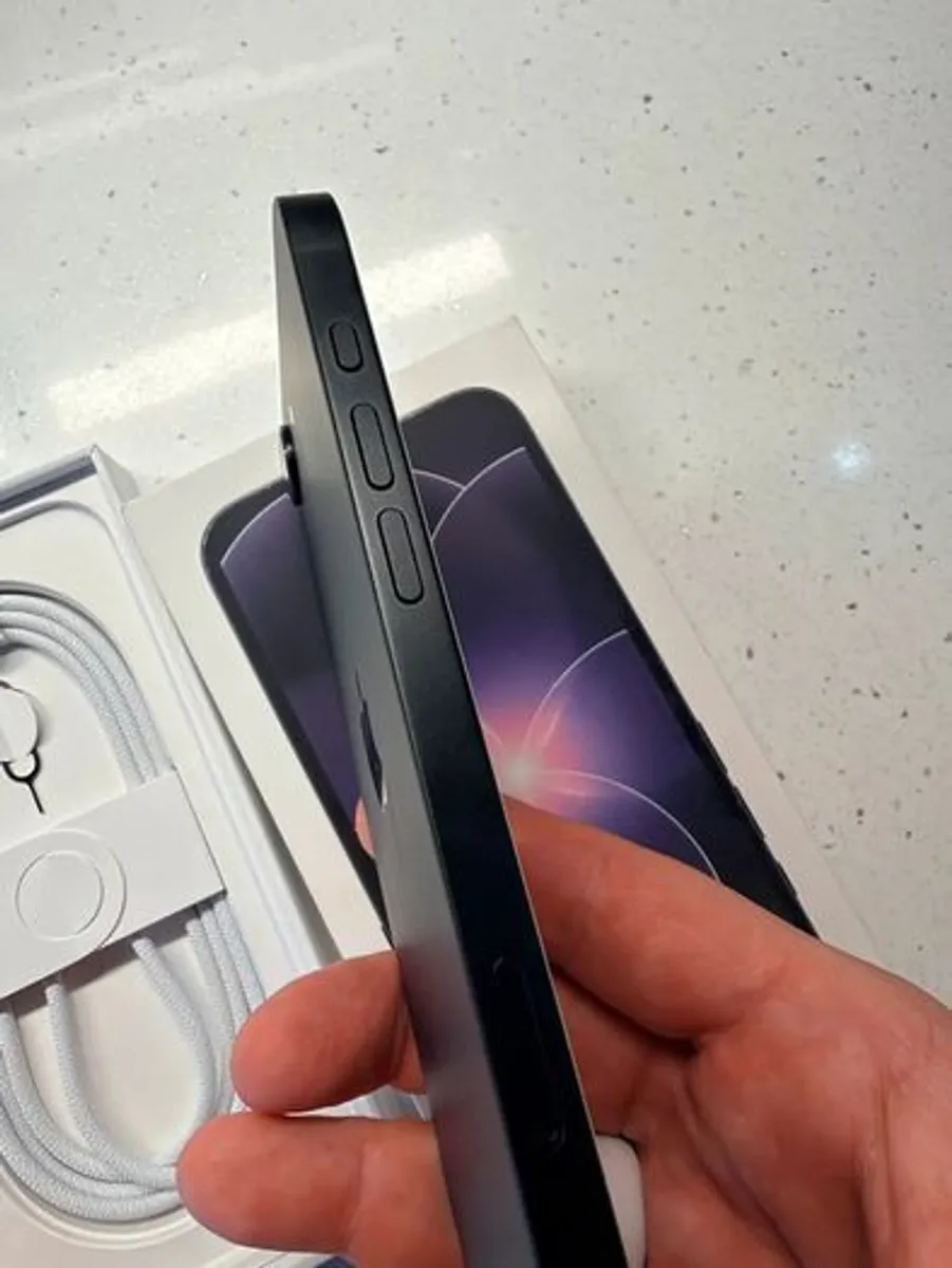 Apple iPhone 17e 256GB - Image 4