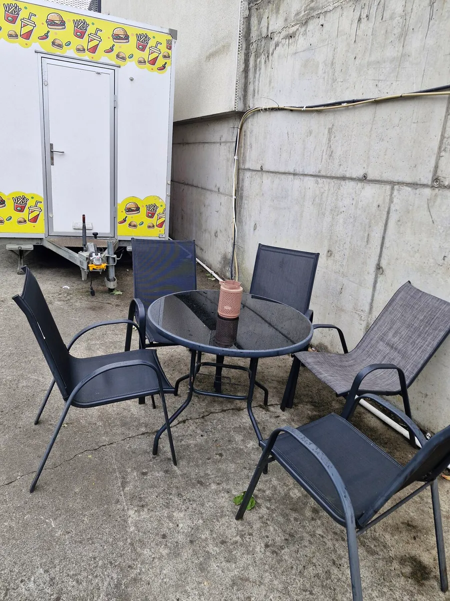 Table and 5 chairs - Image 1