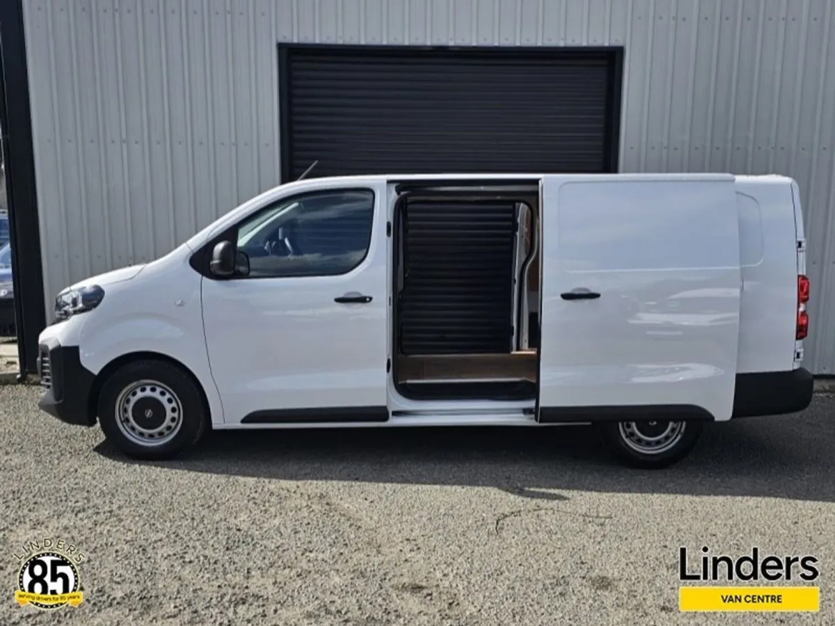 Opel Vivaro LWB - LOW KMS / PLY LINED - Image 3