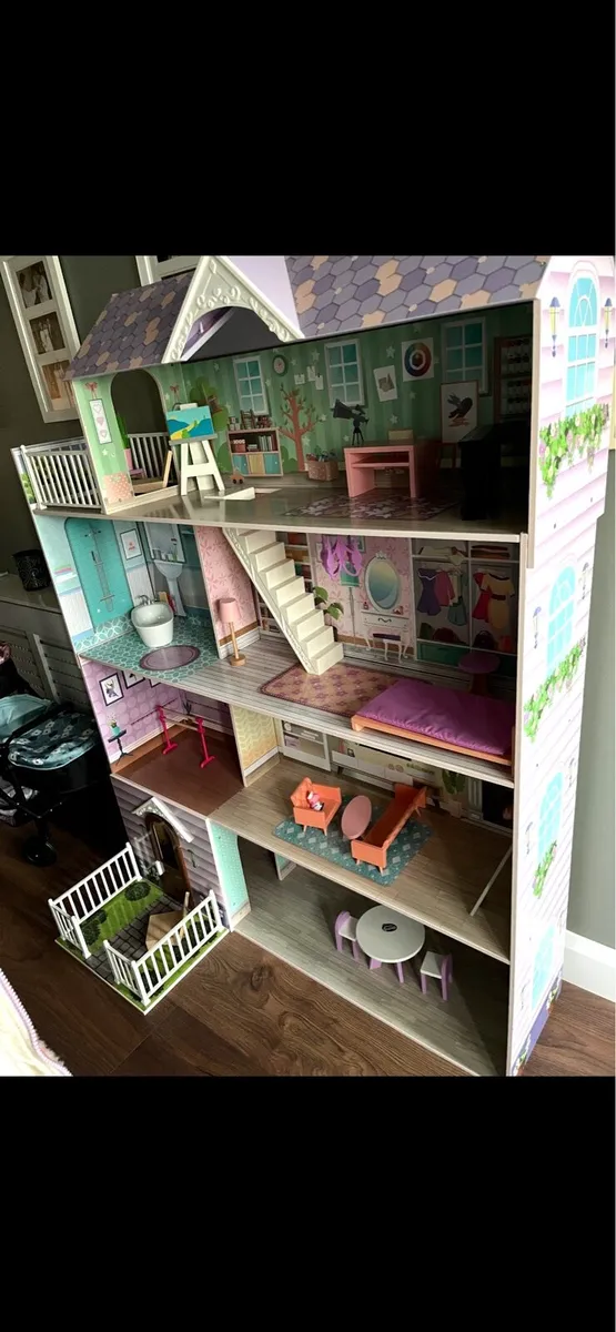 Large Doll House (FREE) - Image 1
