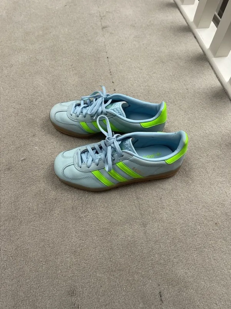 sports shoes - Image 1