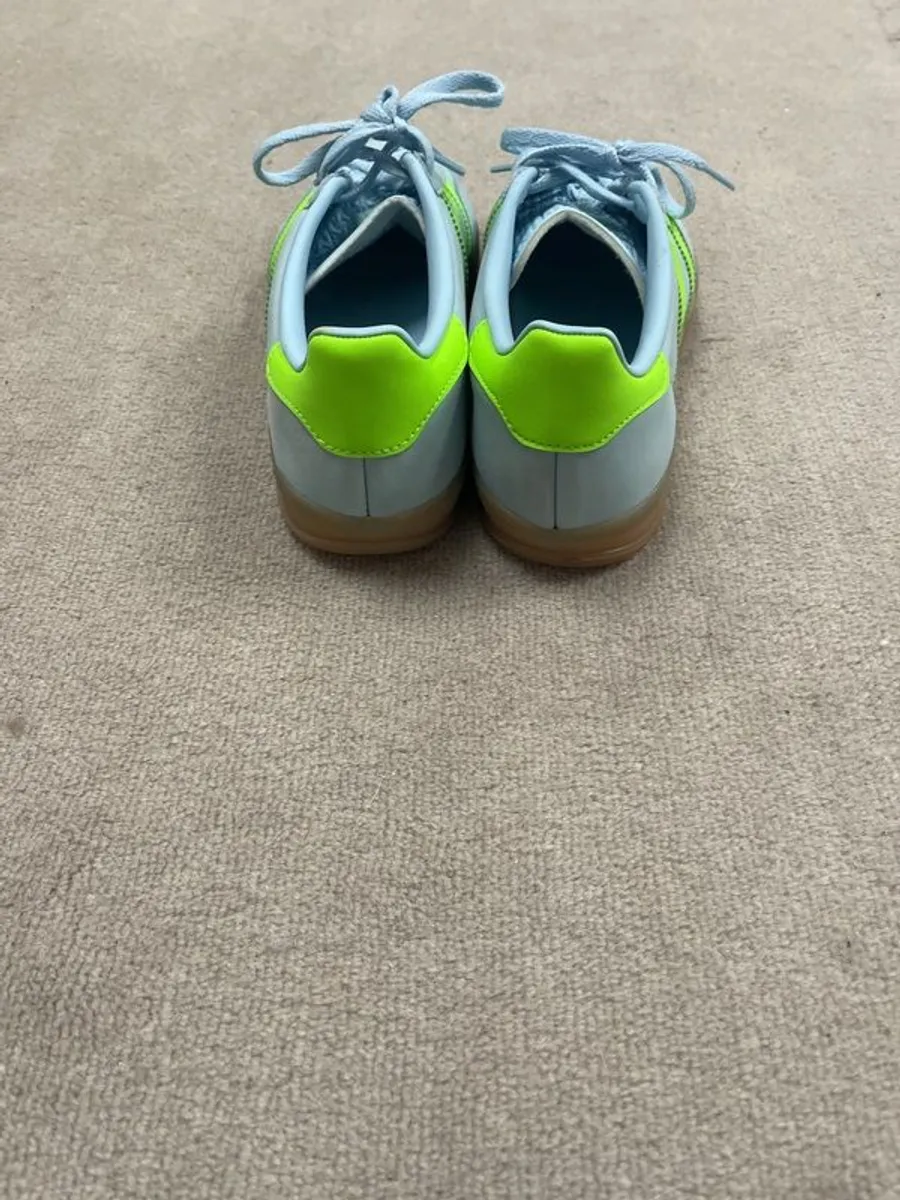 sports shoes - Image 2