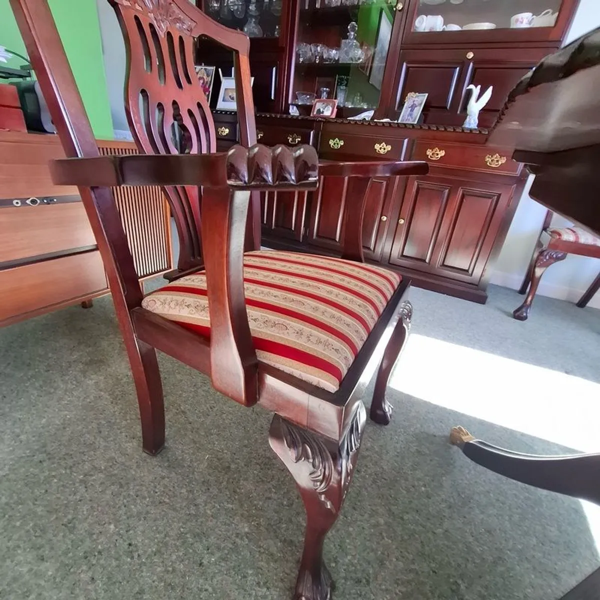 Hand carved Mahogany dinning table with 6 chairs - Image 4