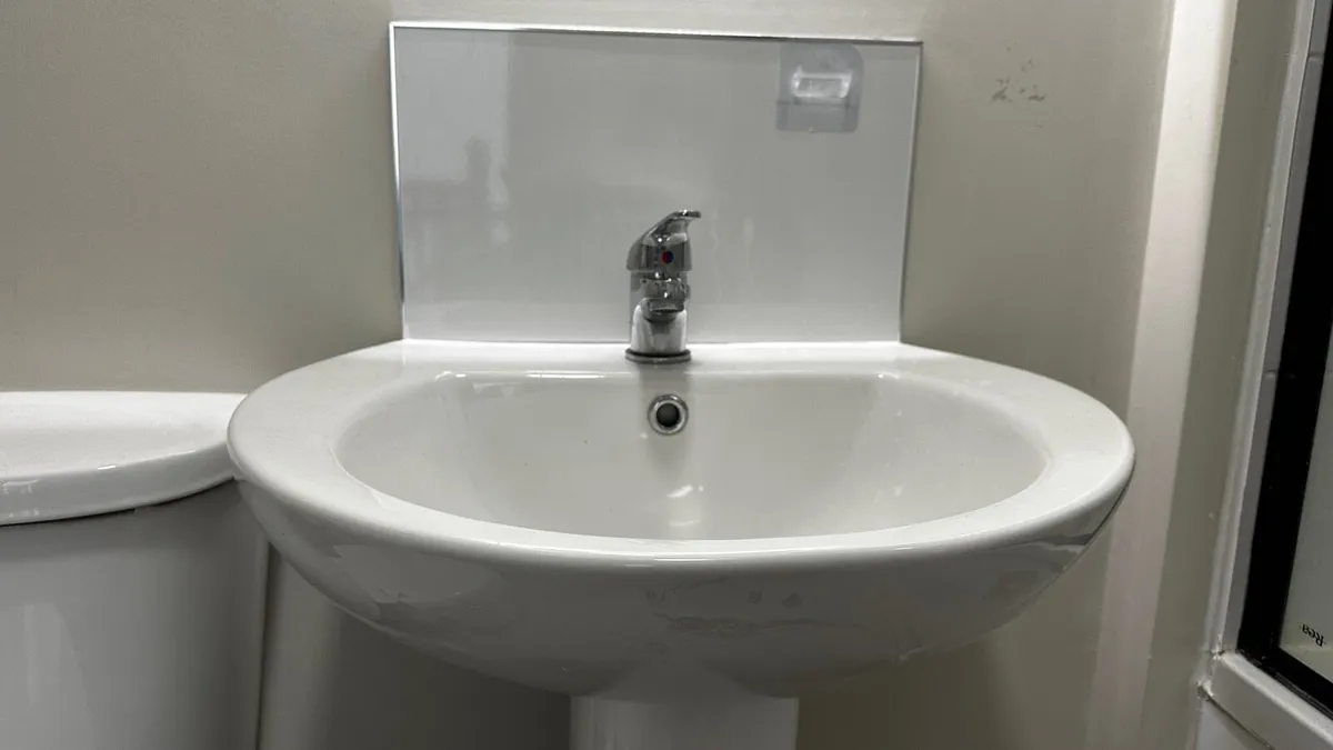 2 x Sonas pedestal bathroom basins. - Image 3