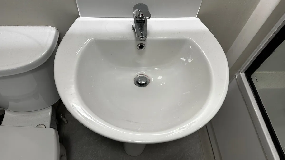 2 x Sonas pedestal bathroom basins. - Image 4