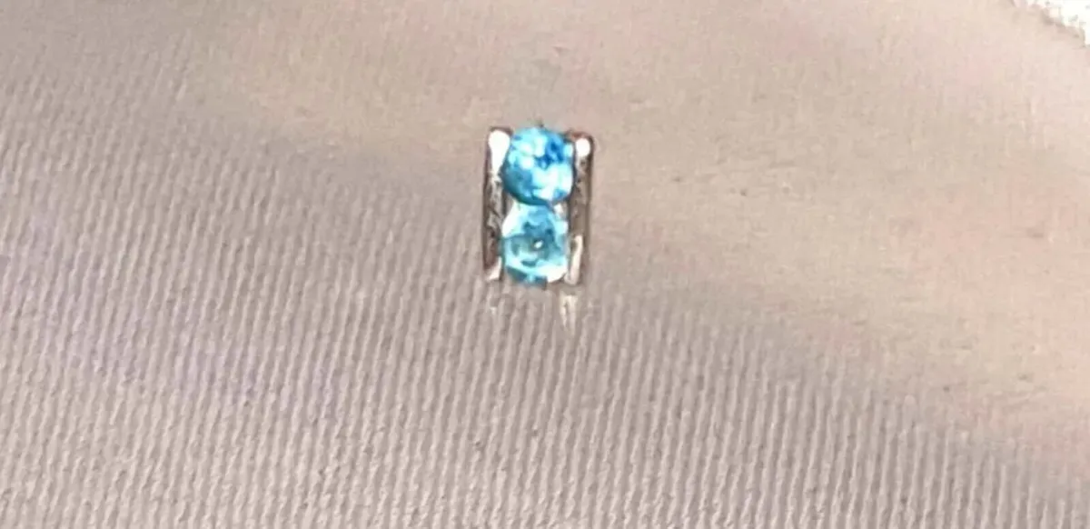 Single White Gold & Topaz Stud Earring Unisex - Image 4