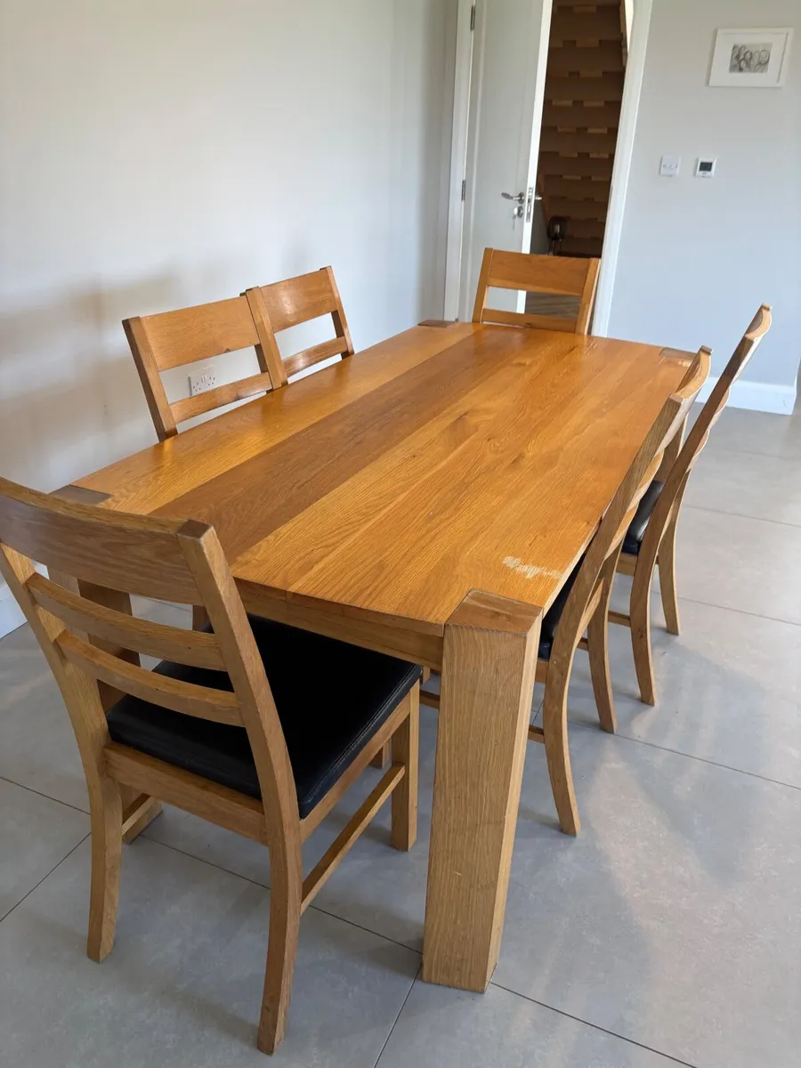 Solid oak Table & 6 chairs - Image 1