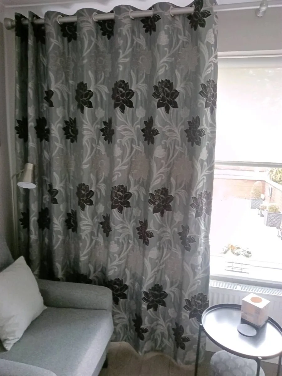 Curtains - Image 2