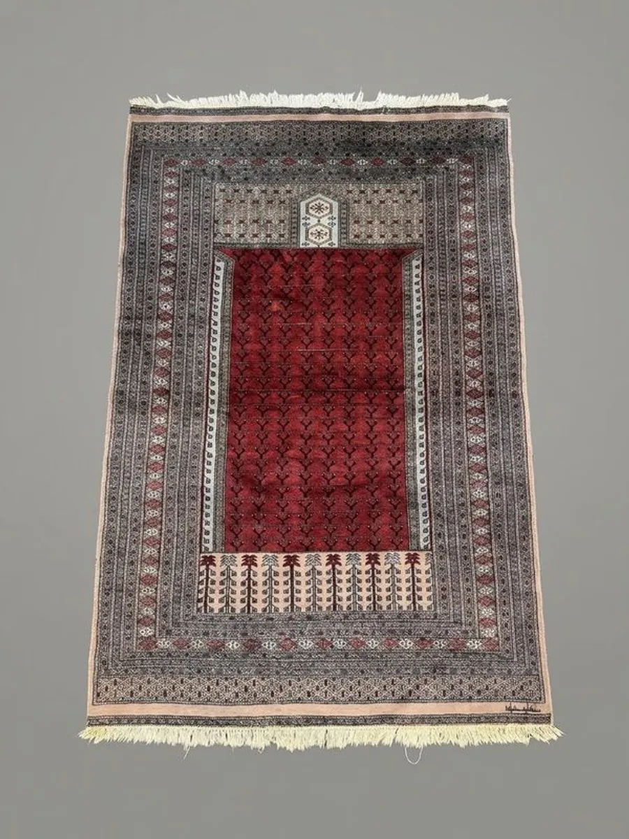 Fine Hand-Knotted Vintage Pakistani Rug - Image 1