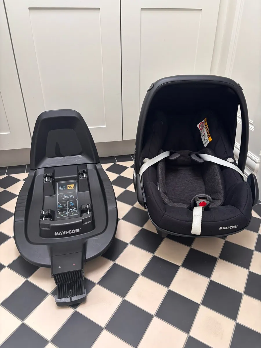 Maxi-Cosi Pebble Infant Car Seat and Isofix Base - Image 1